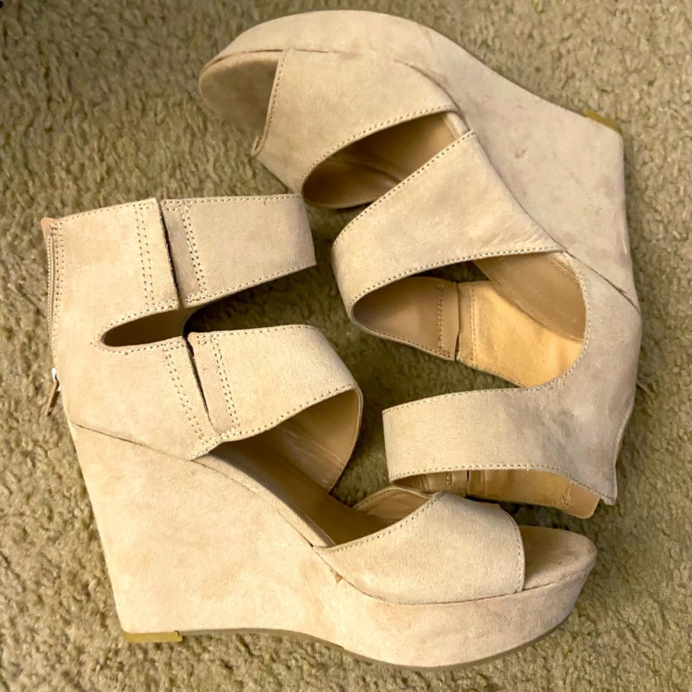 Size 9 Christian Siriano Wedges